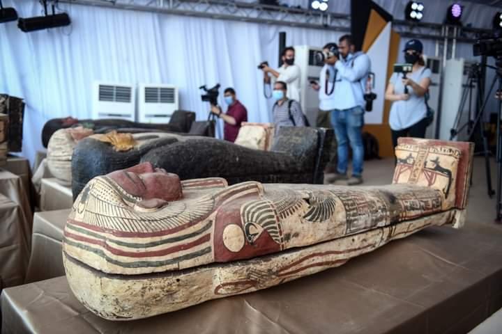 الاثار تعلن عن كشف 59 تابوتا خشبيا و 28 تمثالا داخل آبار للدفن بسقارة