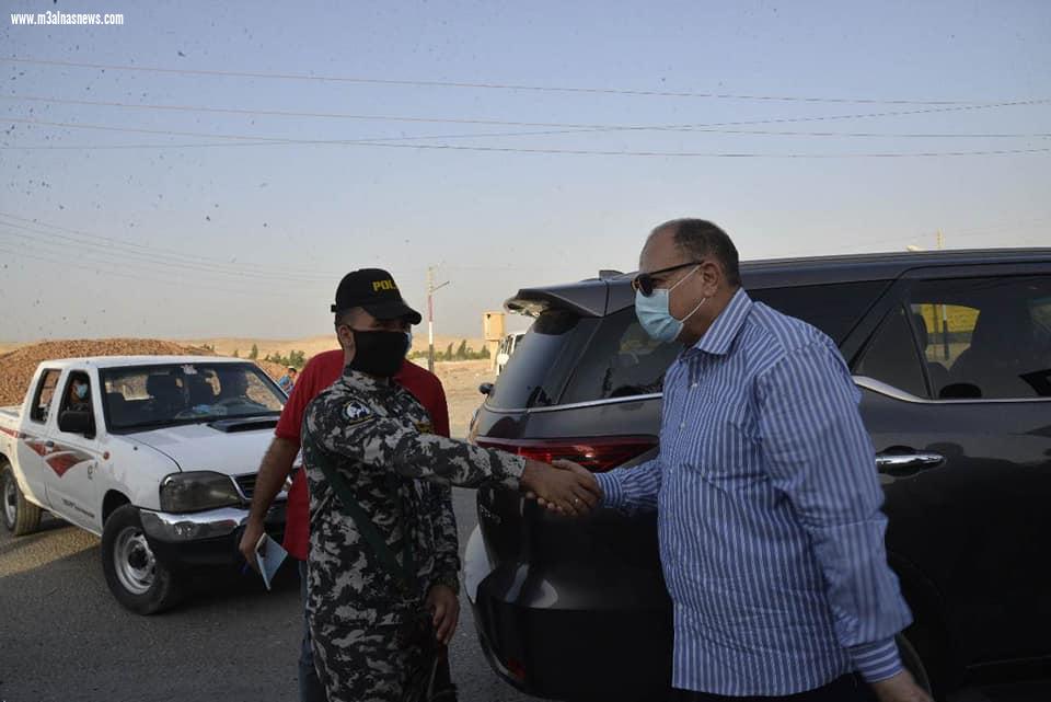 محافظ أسيوط يتفقد كمين شرطة ديروط الصحراوي الغربي للشد من أزر القوات وطالبهم باليقظة الدائمة