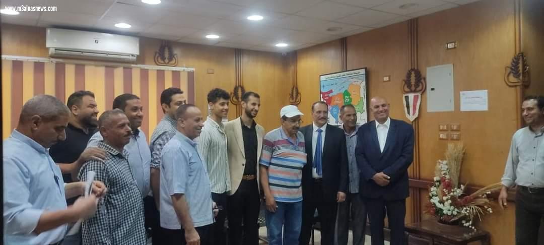 محافظ كفر الشيخ ونائبه يكرمان مدير مكتب المحافظ السابق ويهديانه درع وشهادة تقدير