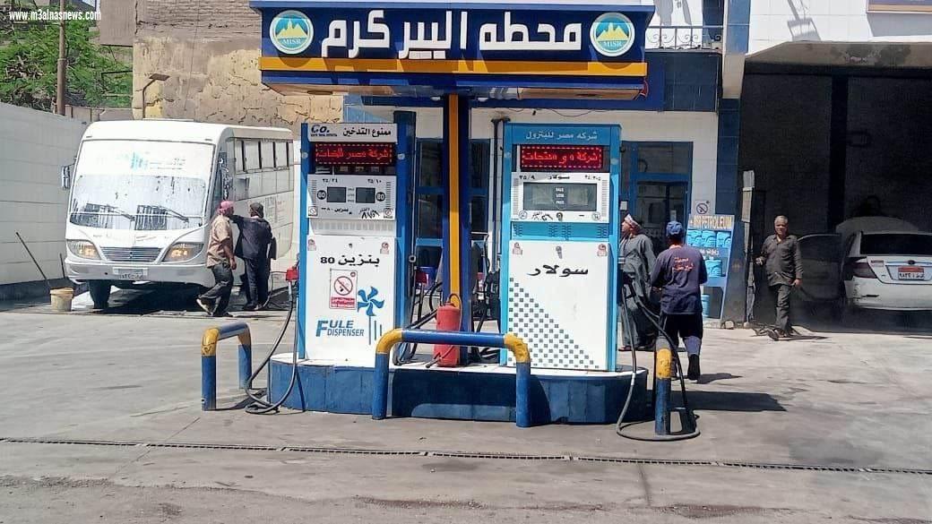 محافظ أسيوط يكلف بمتابعة محطات الوقود وانتظام مواقف السرفيس والالتزام بالتعريفة الجديدة