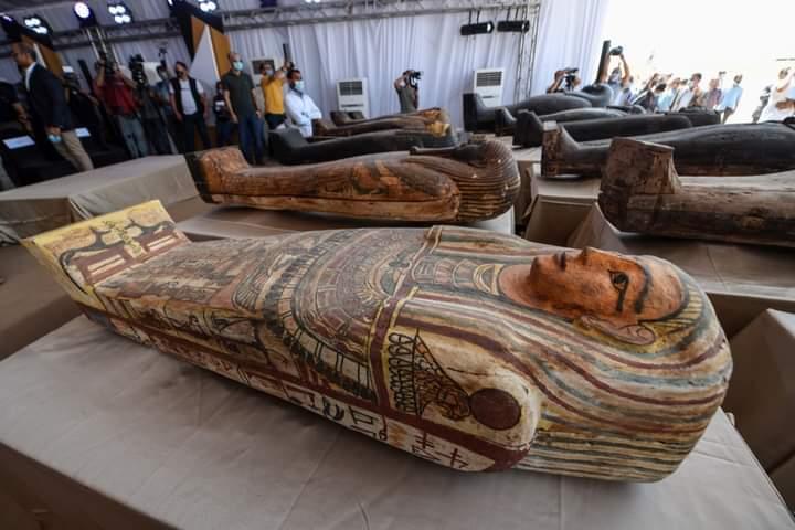 الاثار تعلن عن كشف 59 تابوتا خشبيا و 28 تمثالا داخل آبار للدفن بسقارة