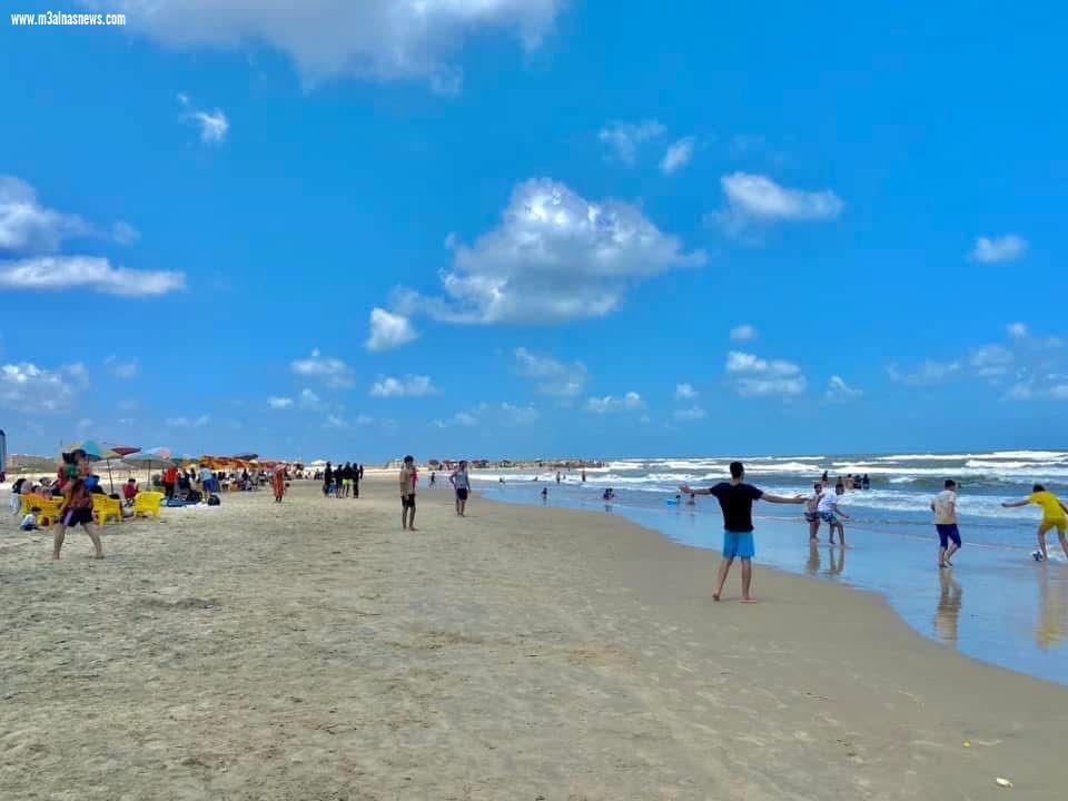 الآلاف يتوافدون على شواطىء مصيف بلطيم لقضاء إجازة عيد الربيع