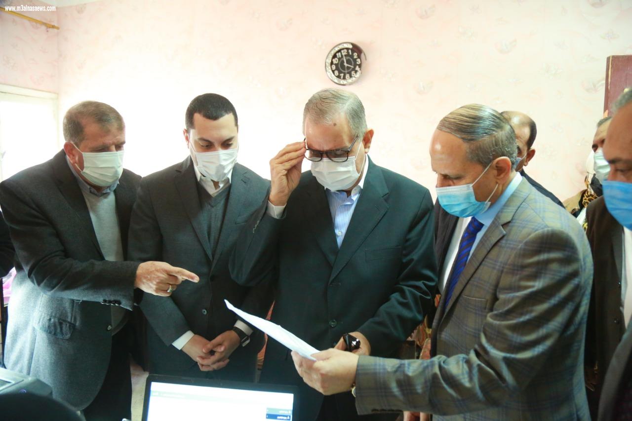 محافظ كفر الشيخ يتفقد طلاب المدارس الفنية والثانوية أثناء تلقى لقاح كورونا