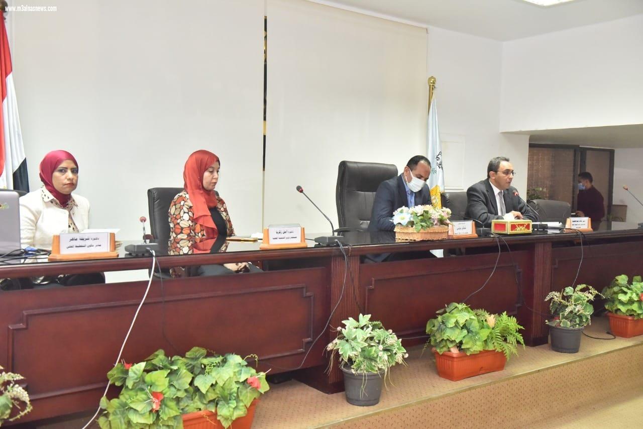 بحضور وفد برنامج التنمية المحلية بصعيد مصر سكرتير عام أسيوط يترأس اجتماع لجنة التخطيط المحلي لبرنامج التنمية المحلية بصعيد مصر لمناقشة خطة الديوان العام وخطط مديريات الخدمات وشركات المرافق للعام المالي (2022/2023)