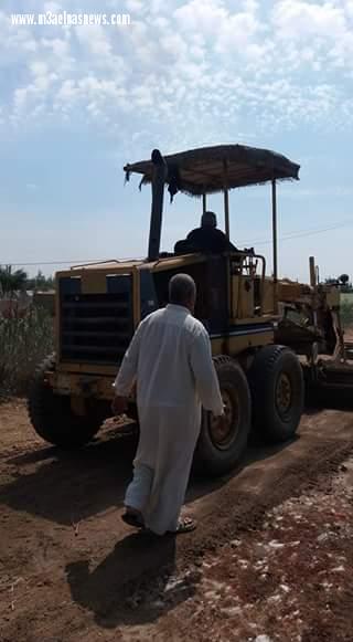 أهالى تجمع بركة السكنى بكفر الشيخ يستاؤون لسقوط متوفاهم فى الطين لسوء الطريق