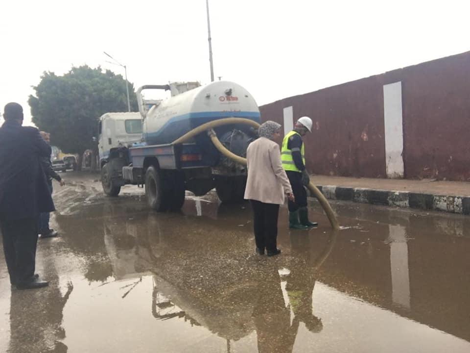 محافظ أسيوط : استمرار جهود رفع وازالة اثار الامطار ..والسكرتير المساعد تتابع الاعمال بمراكز ابنوب والفتح وحى شرق وغرب