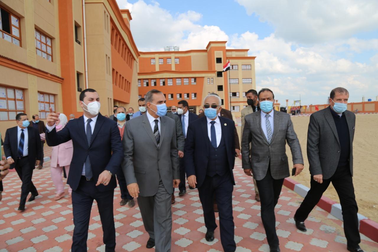 بالصور .. محافظ كفر الشيخ ونائب وزير التعليم يفتتحان المدرسة الدولية للغات 