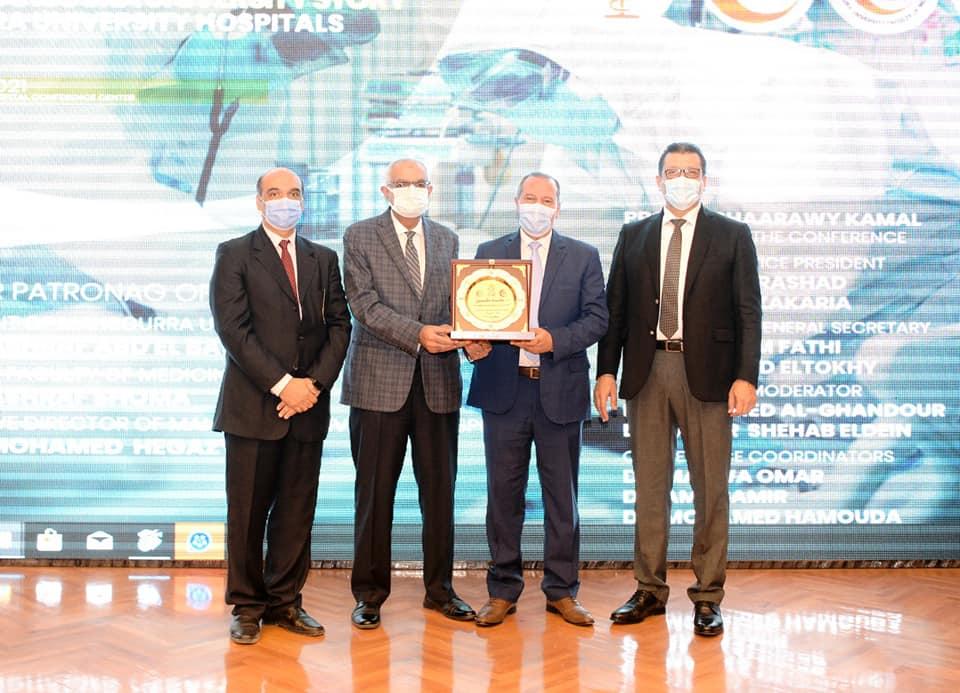 رئيس جامعة المنصورة يكرم مديرية الصحة للتعاون المثمر بين الجامعة والمديرية فى ادارة ازمة كورونا
