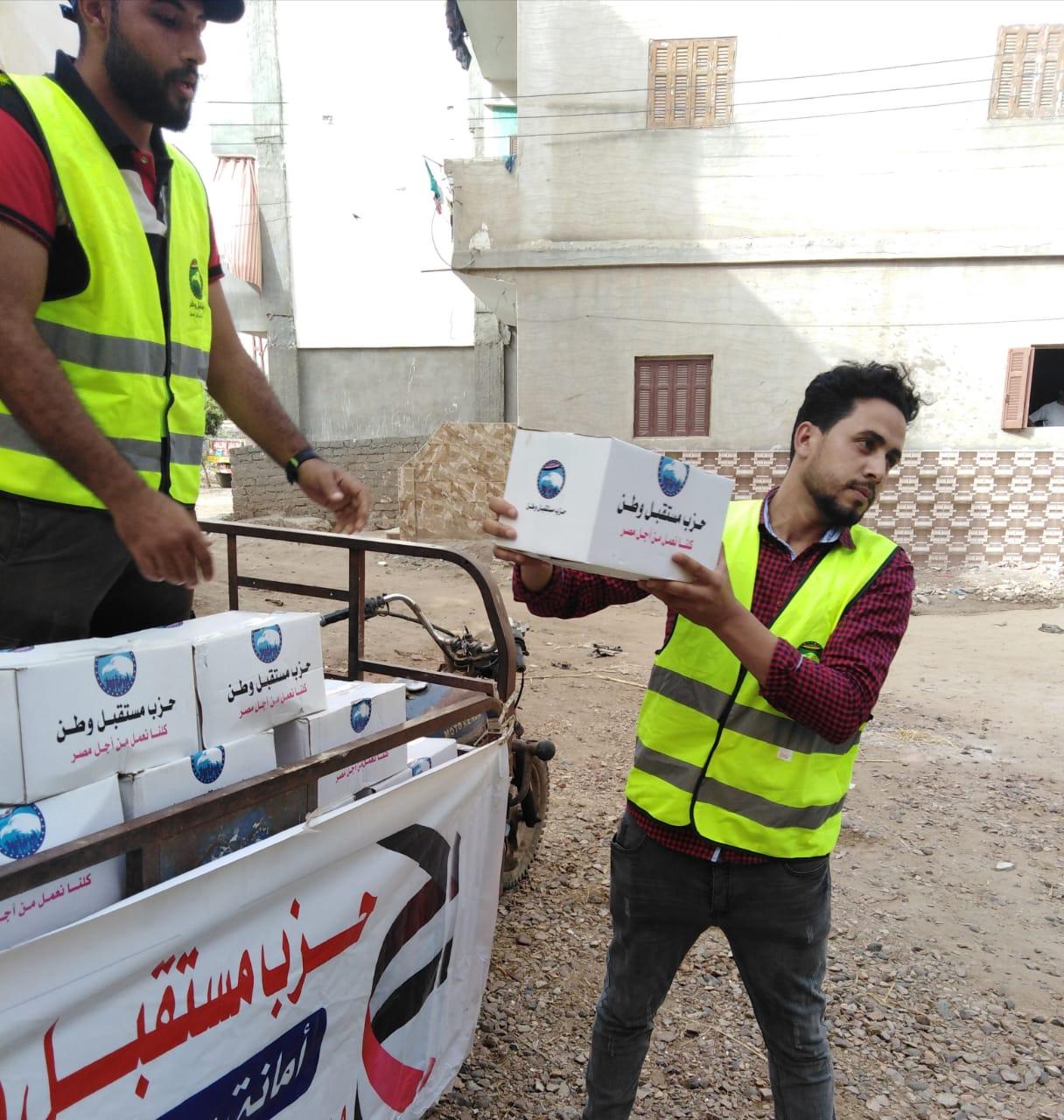 مستقبل وطن يواصل توزيع كراتين المواد الغذائية بكفرالشيخ