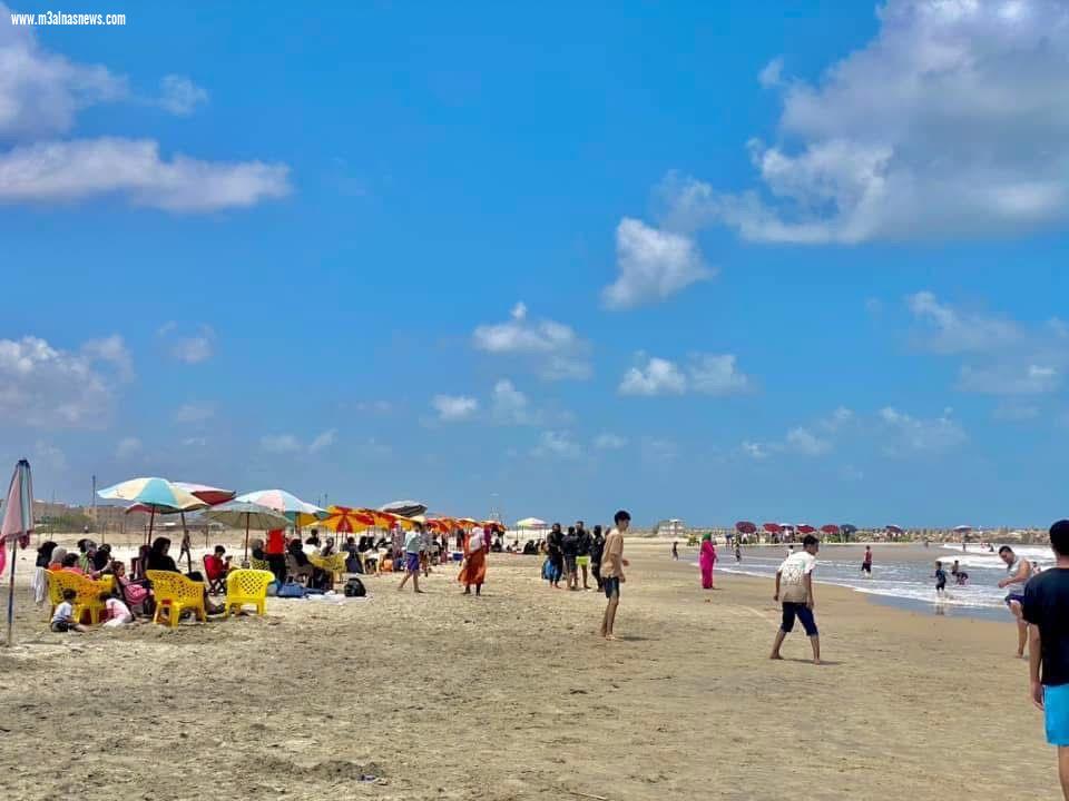 الآلاف يتوافدون على شواطىء مصيف بلطيم لقضاء إجازة عيد الربيع