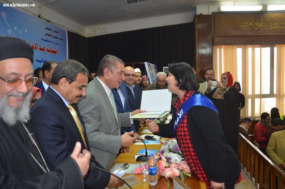 محافظ كفرالشيخ يكرم 10 أمهات مثاليات في احتفالية عيد الأم