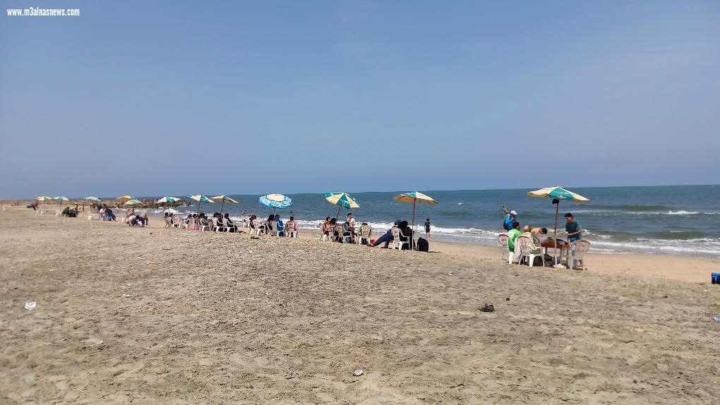الآلاف يتوافدون على شواطىء مصيف بلطيم لقضاء إجازة عيد الربيع