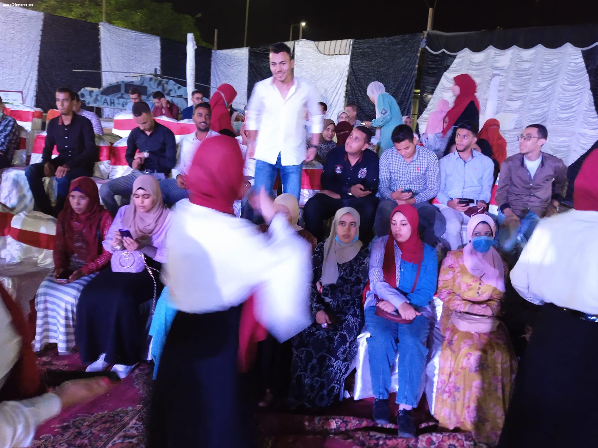 كليه التجارة بجامعه اسيوط تكرم المتفوقين والمتميزين