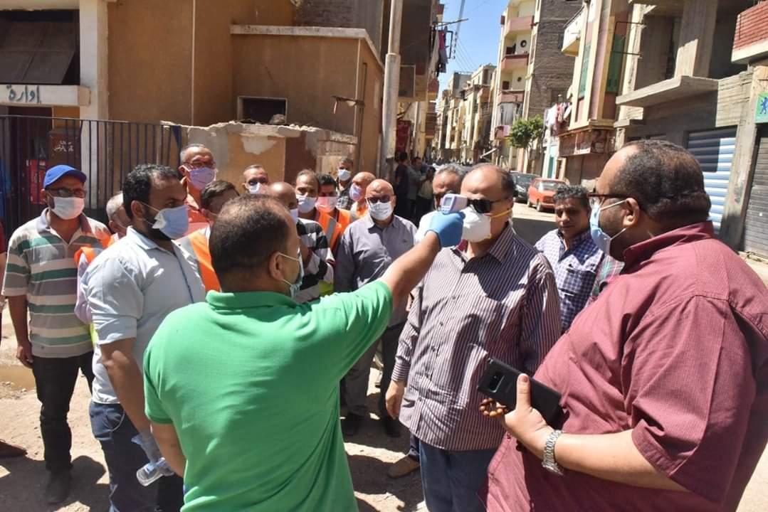 محافظ أسيوط يتفقد تركيب 25 كابينة تعقيم ذاتي بمواقع شركة مياه الشرب 