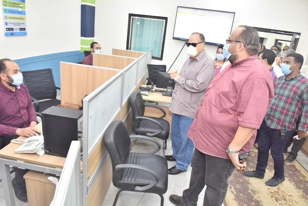محافظ أسيوط يتفقد تركيب 25 كابينة تعقيم ذاتي بمواقع شركة مياه الشرب 