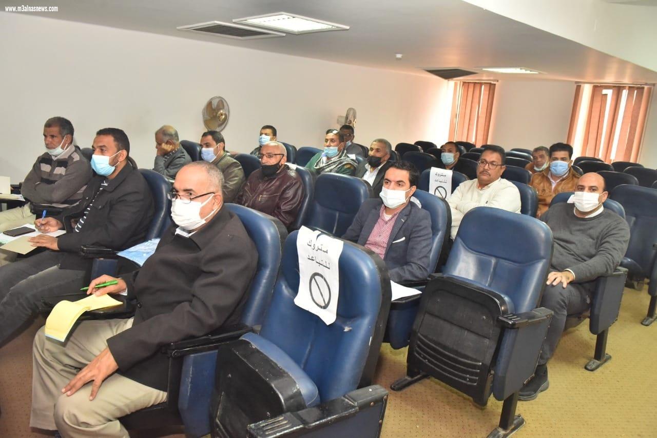 بحضور وفد برنامج التنمية المحلية بصعيد مصر سكرتير عام أسيوط يترأس اجتماع لجنة التخطيط المحلي لبرنامج التنمية المحلية بصعيد مصر لمناقشة خطة الديوان العام وخطط مديريات الخدمات وشركات المرافق للعام المالي (2022/2023)