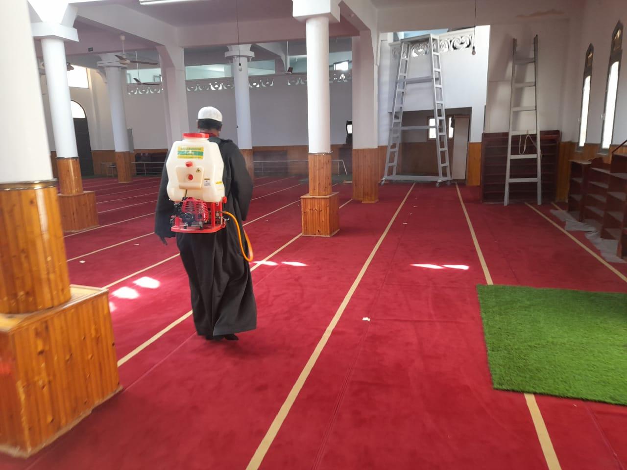 بالصور.. نور الدين يتابع أعمال التطهير والتعقيم لافتتاح مسجد.. وغرف العمليات لم ترصد مخالفات