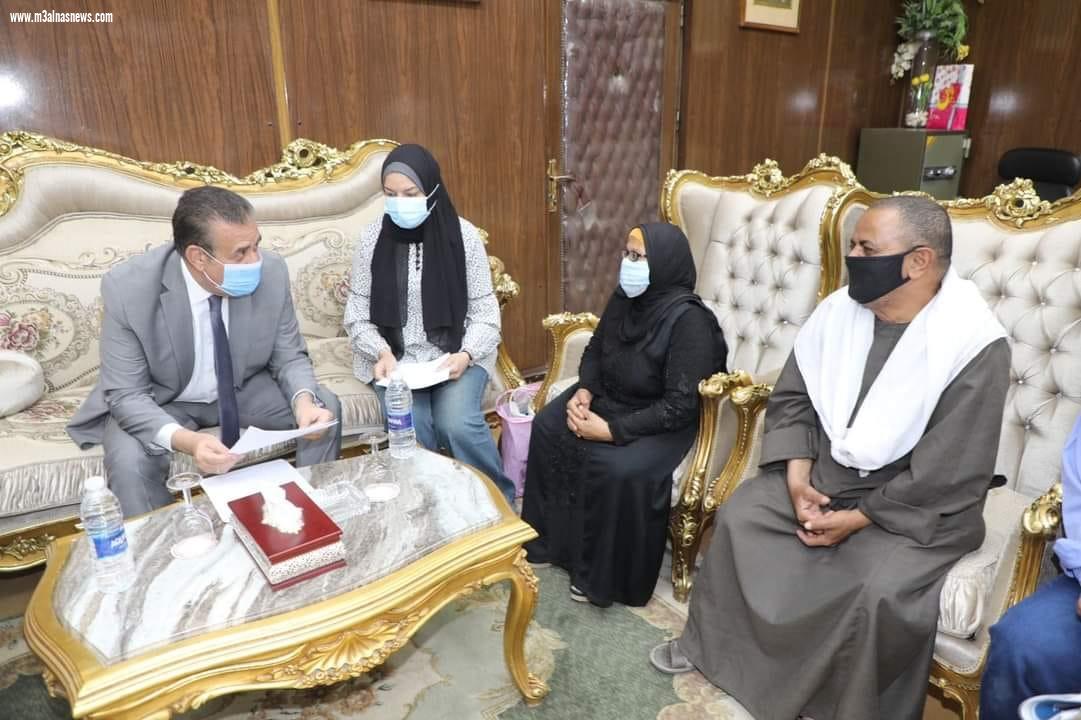 محافظ المنوفية يلتقى بعض مواطني قويسنا ويقرر مساعدات مالية عاجلة لهم
