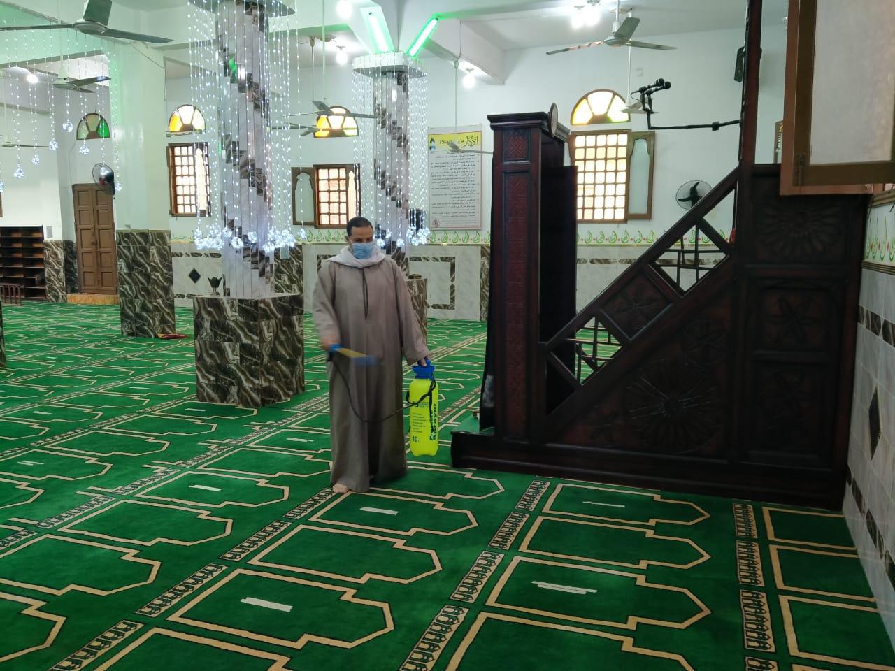 بالصور.. نور الدين يتابع أعمال التطهير والتعقيم لافتتاح مسجد.. وغرف العمليات لم ترصد مخالفات