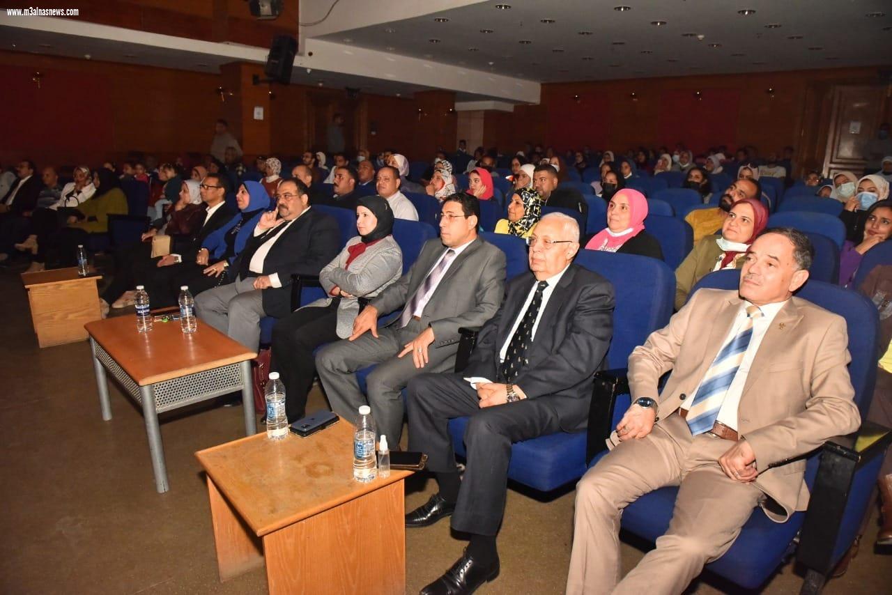 سكرتير مساعد أسيوط تشهد العرض المسرحى 