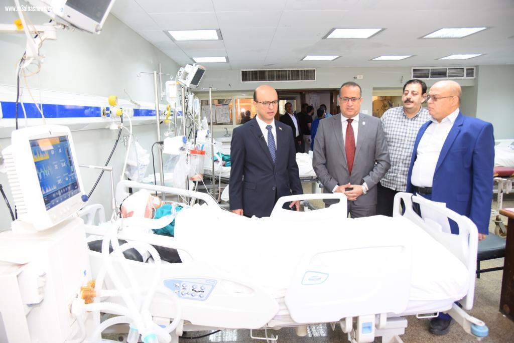 رئيس جامعة أسيوط يطمئن على الحالة الصحيه للمصابين فى حادث انقلاب سيارتين بطريق الفرافرة بها 18طفل