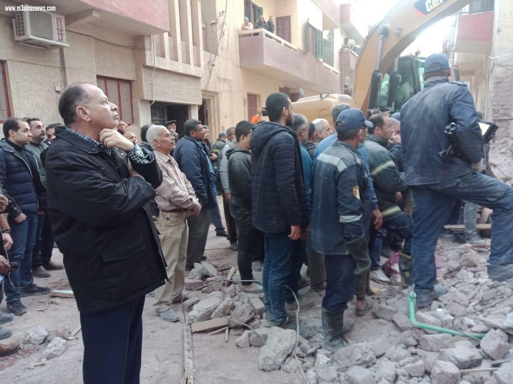  إنقاذ سيدة مسنة وفتاة وانتشال 3 جثث من أسفل عقار أسيوط