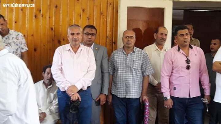 محافظ كفر الشيخ ونائبه يكرمان مدير مكتب المحافظ السابق ويهديانه درع وشهادة تقدير