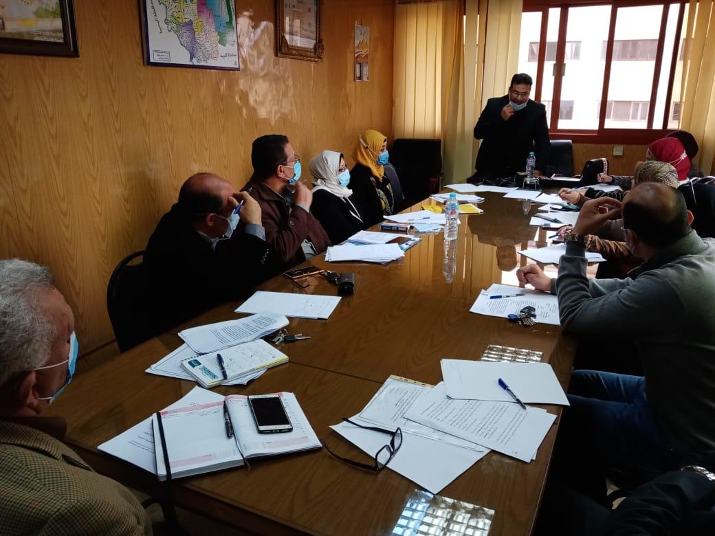 السكرتير العام لمحافظة كفر الشيخ يناقش الأفكار الجديدة لتحسين جودة الحياة لعمال النظافة 