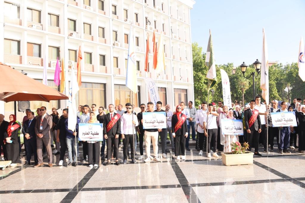 طلاب جامعة اسيوط يبدأون عامهم الدراسى بتحية العلم