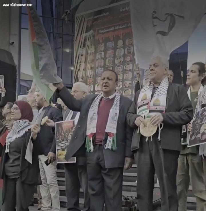 بالصور: صباحى ... يشارك الصحفيين تظاهرهم دعما لفلسطين على سلالم النقابه
