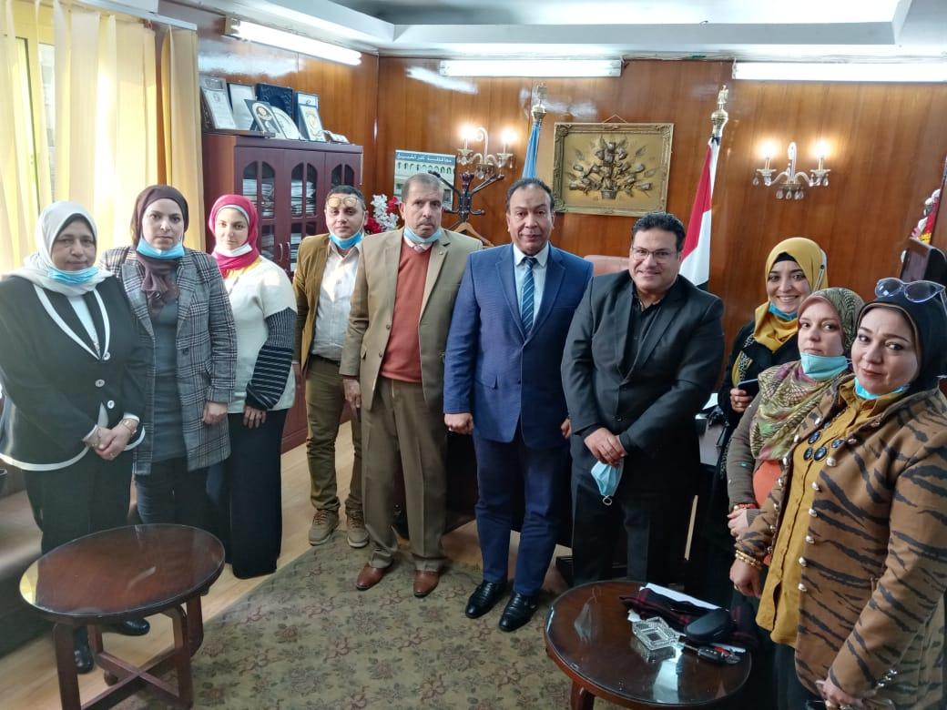 السكرتير العام لمحافظة كفر الشيخ يناقش الأفكار الجديدة لتحسين جودة الحياة لعمال النظافة 