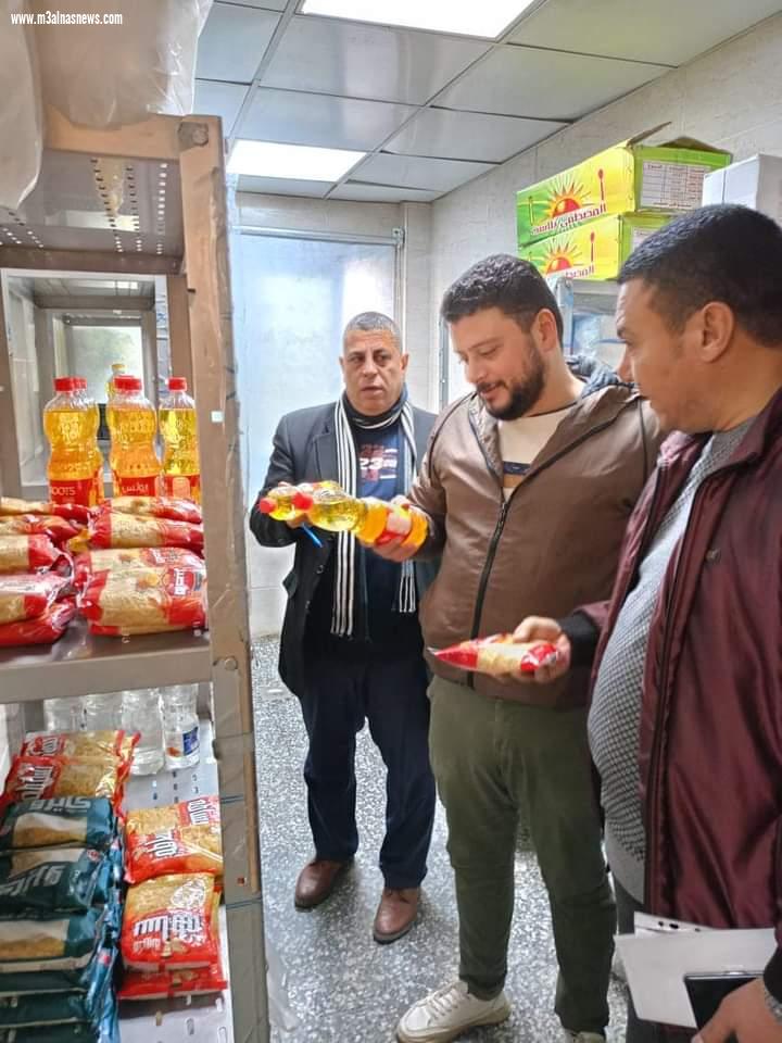 ضبط وإعدام أغذيه غير صالحة للإستهلاك الآدمي بالمنشآت الغذائية في كفر الشيخ