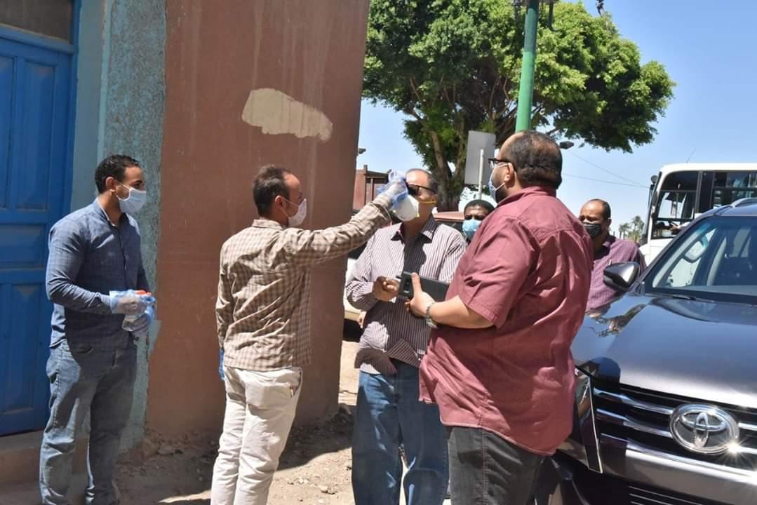 محافظ أسيوط يتفقد تركيب 25 كابينة تعقيم ذاتي بمواقع شركة مياه الشرب 