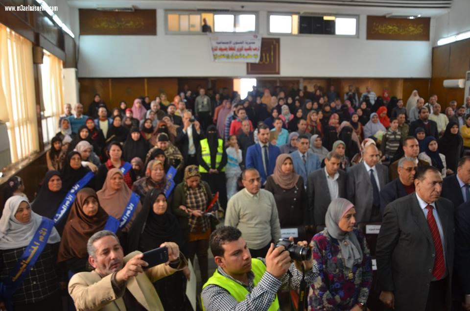 محافظ كفرالشيخ يكرم 10 أمهات مثاليات في احتفالية عيد الأم