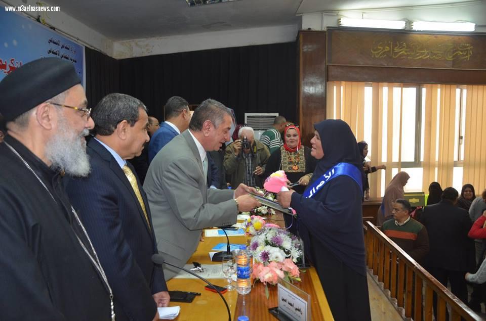 محافظ كفرالشيخ يكرم 10 أمهات مثاليات في احتفالية عيد الأم