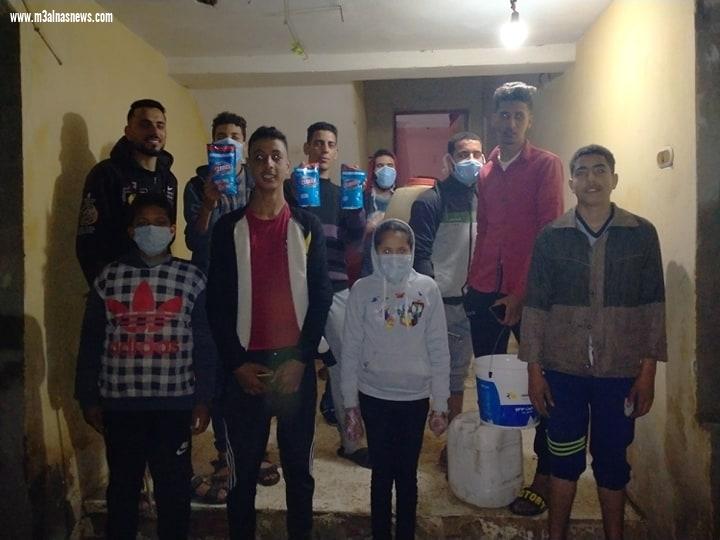 بالجهود الذاتية.. شباب قرية عمران بكفرالشيخ يشاركون فى تعقيم قريتهم