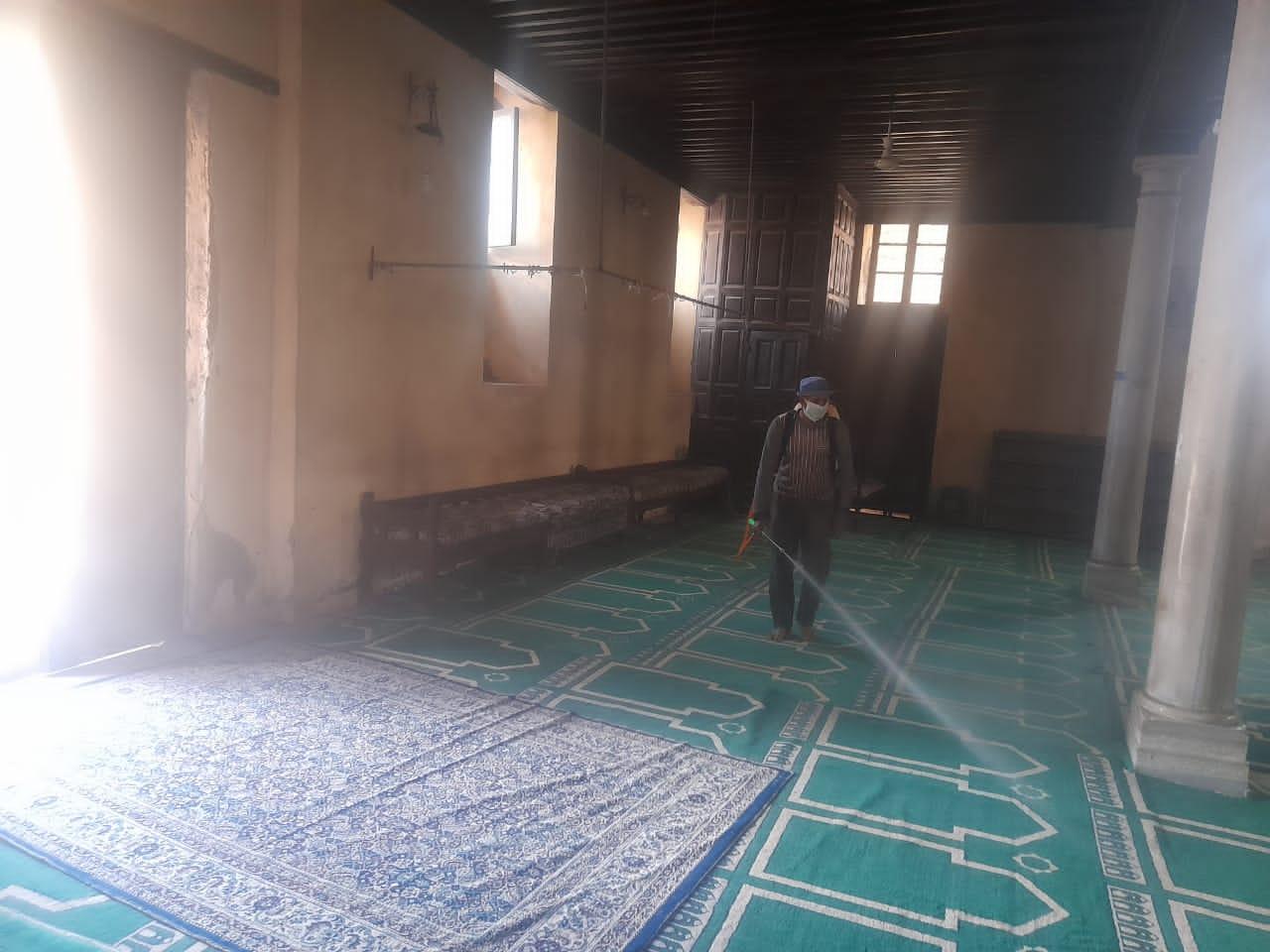 بالصور.. نور الدين يتابع أعمال التطهير والتعقيم لافتتاح مسجد.. وغرف العمليات لم ترصد مخالفات