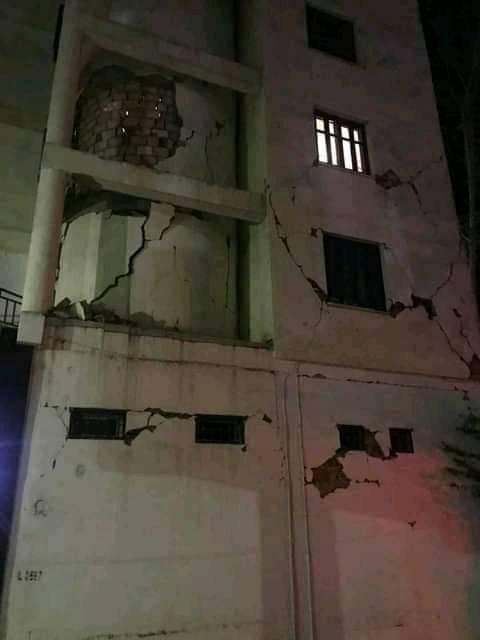 إصابة 6 أشخاص وانهيار جزئي لمبان بالجزائر إثر هزة أرضية