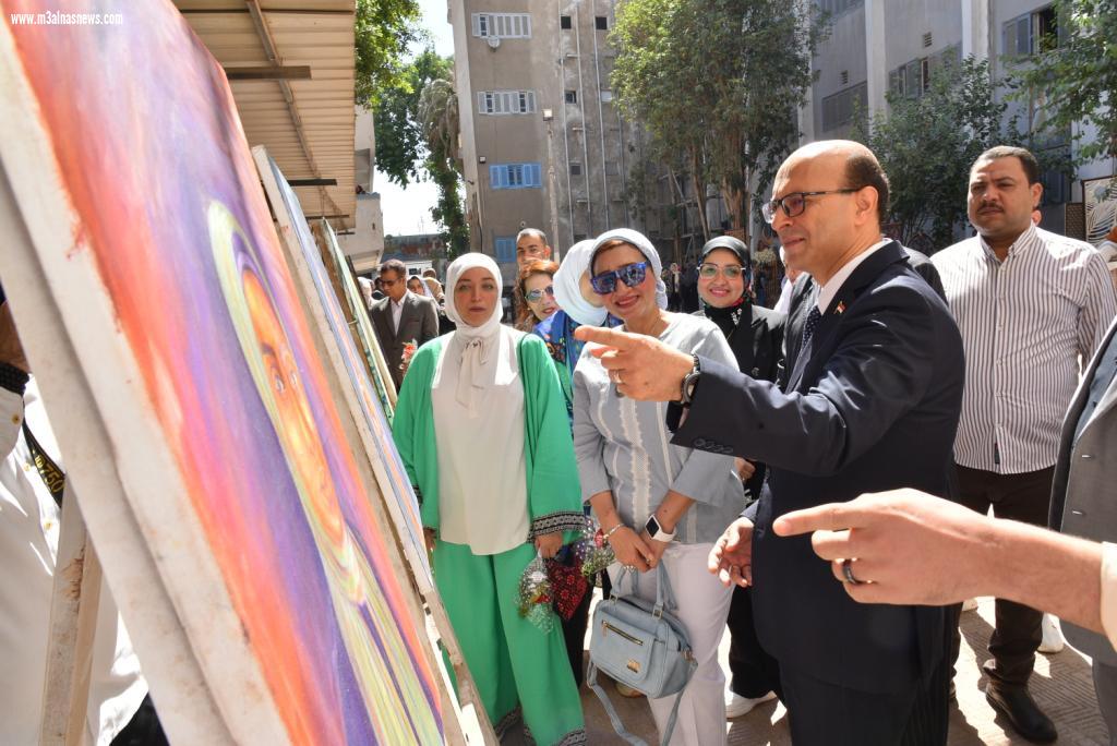 رئيس جامعة أسيوط يفتتح المعرض الفني بكلية التربية النوعية