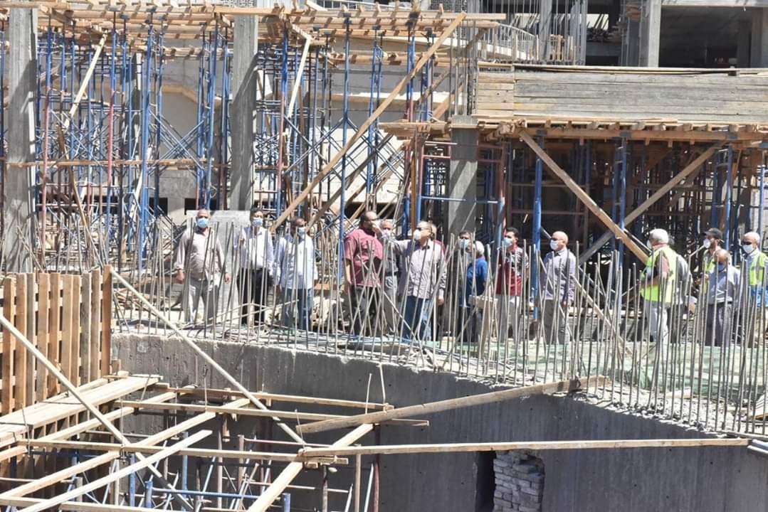 محافظ أسيوط يتفقد تركيب 25 كابينة تعقيم ذاتي بمواقع شركة مياه الشرب 