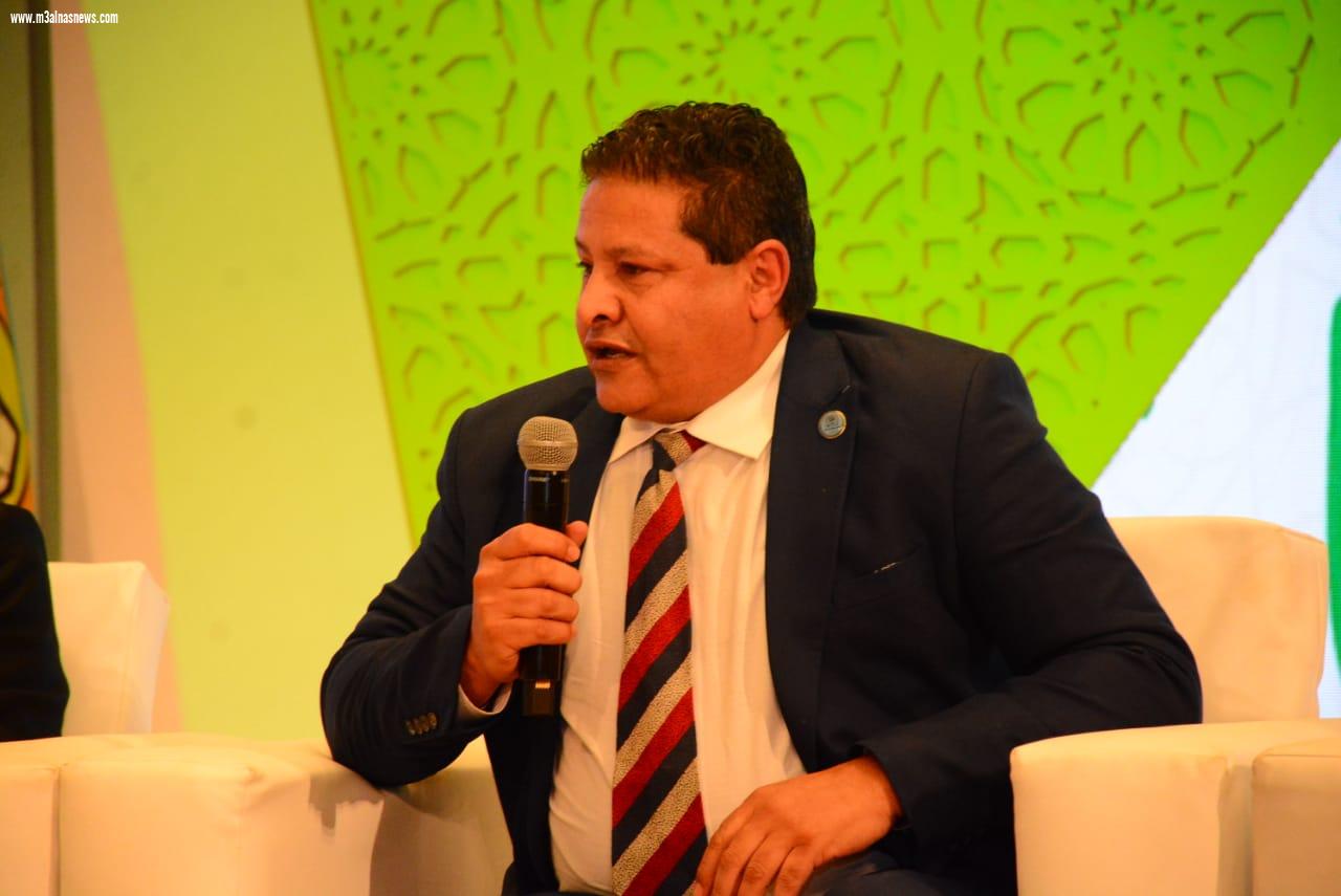 الشربيني يهدى خارطة طريق  للتكيف  المناخي للانشطة الفردية في مؤتمر التغيرات المناخية