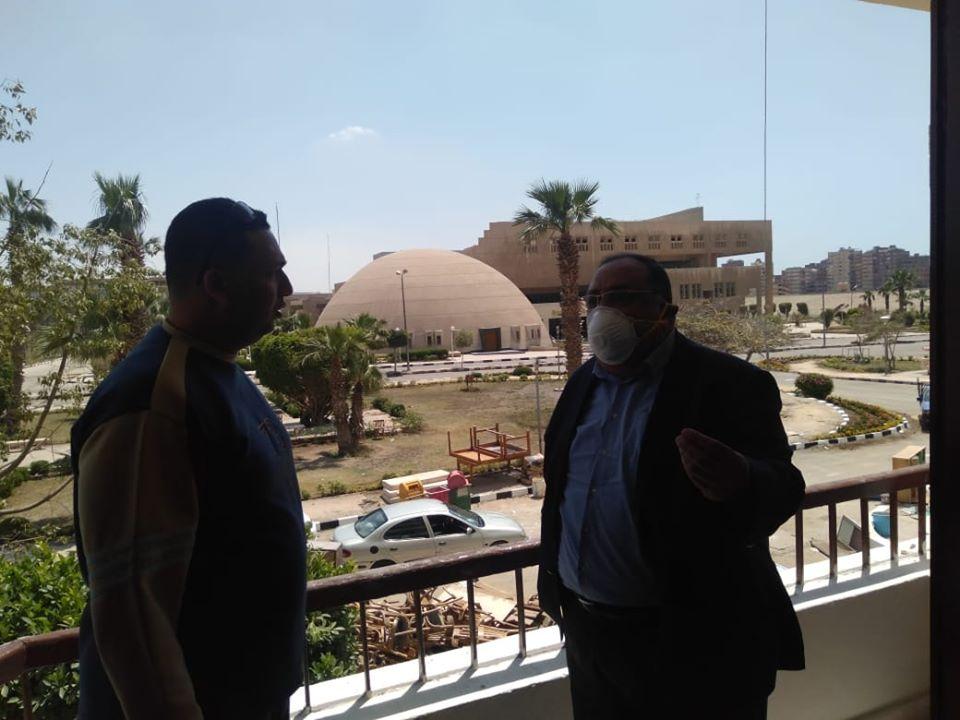 رئيس جامعة حلوان يتفقد مباني المدن الجامعية المخصصة لعزل مرضى فيروس كورونا.