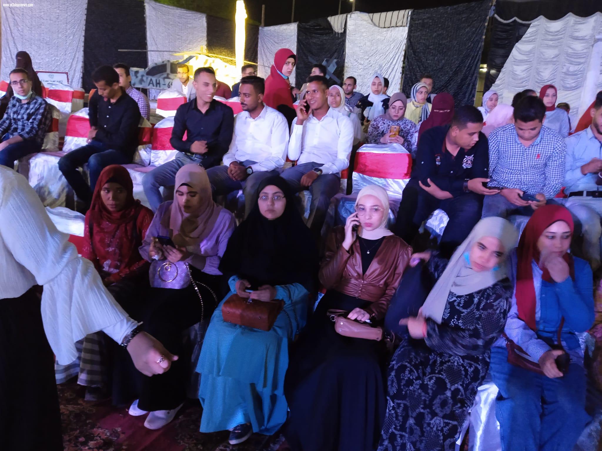 كليه التجارة بجامعه اسيوط تكرم المتفوقين والمتميزين