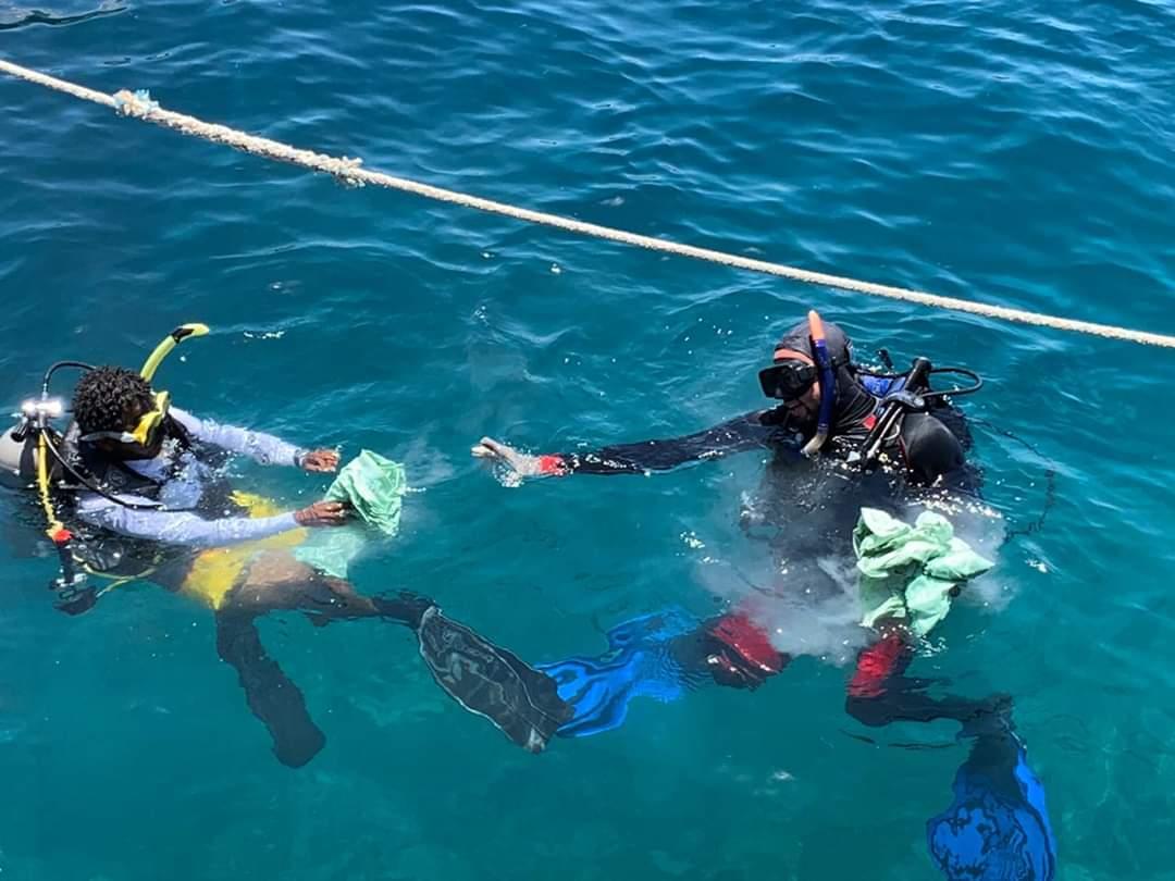  وزارة البيئة تنظم حملة نظافة موسعة تحت الماء بالبحر الأحمر