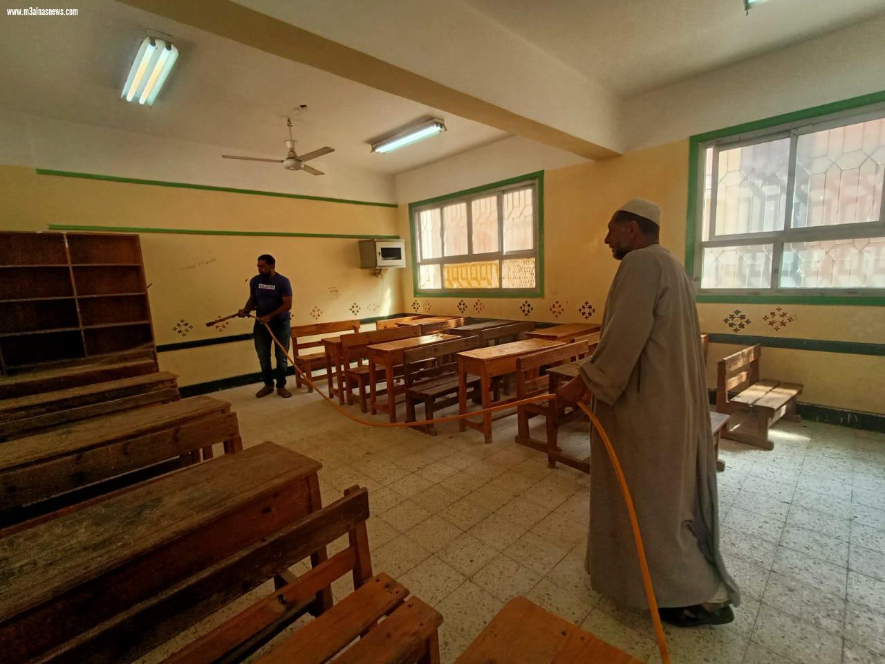 تطهير وتعقيم المدارس استعدادا لاستقبال الطلاب فى العام الدراسى الجديد بكفر الشيخ