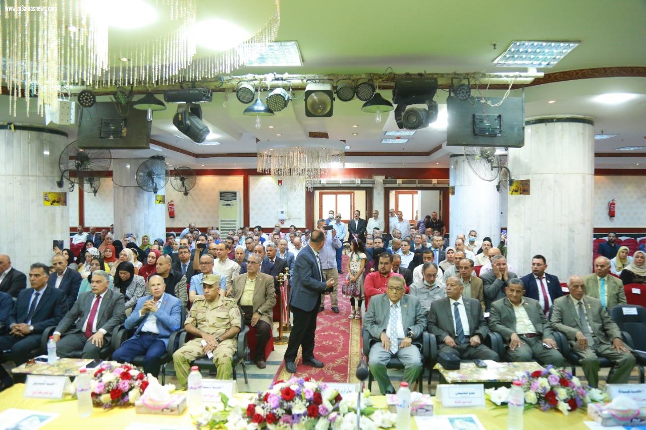  محافظ كفر الشيخ ونقيب المعلمين يكرمون الرواد والمعلمين المثاليين