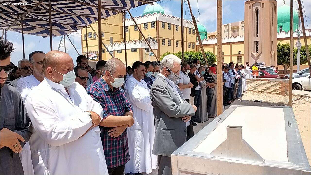 حمدين صباحى.. يؤدى صلاة الجنازة على شقيقته ببلطيم بحضور أبوعيطة