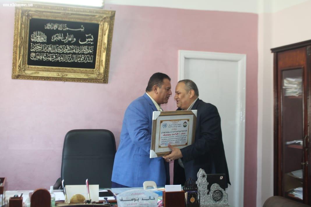 وفد المنظمة المصرية العربية لحقوق الإنسان يكرم قيادات محلية وأمنية وشعبية بكفرالشيخ
