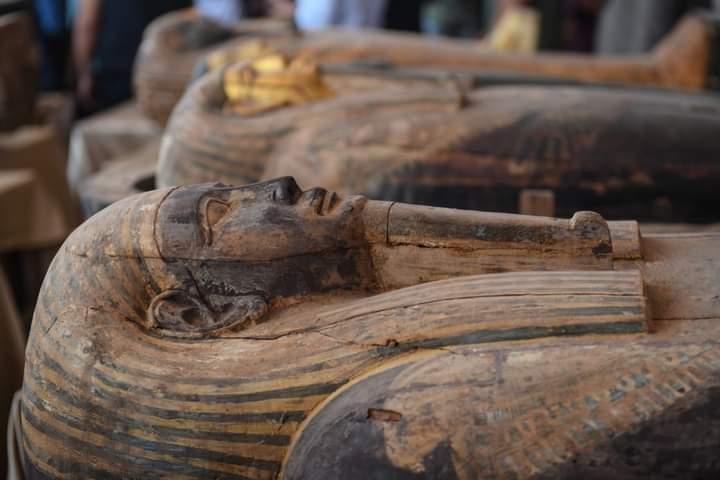 الاثار تعلن عن كشف 59 تابوتا خشبيا و 28 تمثالا داخل آبار للدفن بسقارة