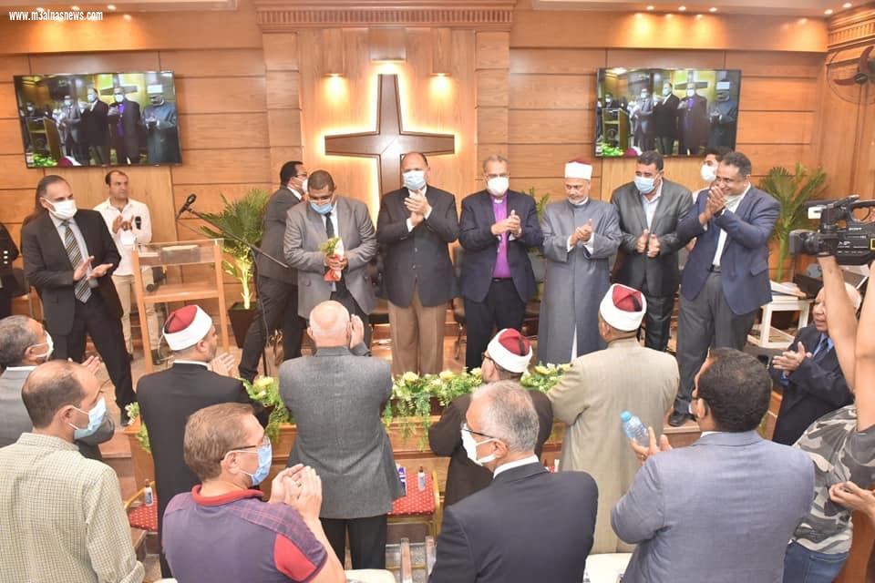 محافظ أسيوط ورئيس الطائفة الانجلية بمصر يشهدان إفتتاح كنيسة الناصرية الإنجيلية بمركز الفتح بعد تجديدها